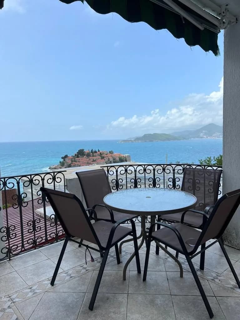 Sveti Stefan'da Deniz Manzaralı 2+1 Daire