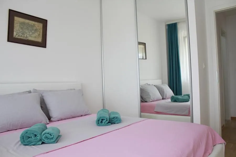 Budva'da Uzun Dönem Kiralık Geniş 3+1 Daire — 2