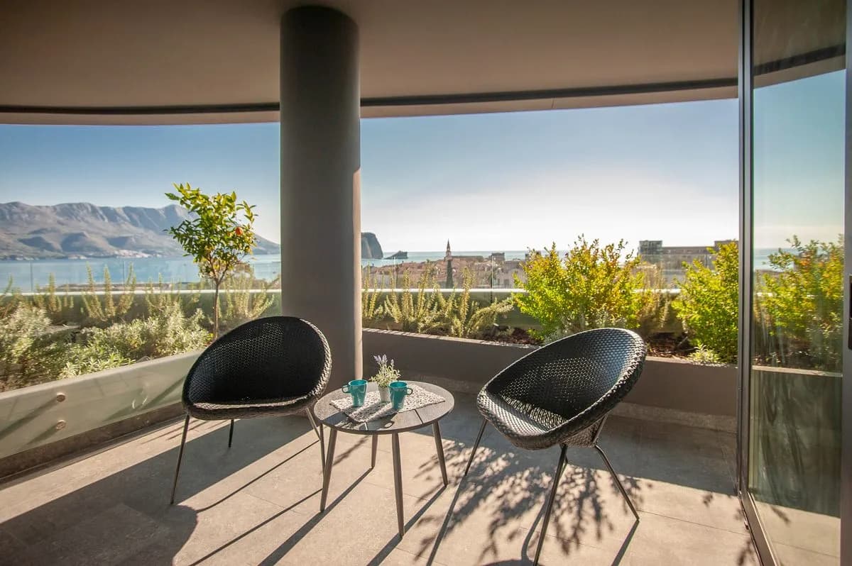 Budva Merkez'de Sezonluk Kiralık Eşyalı 1+1 Daire — 2