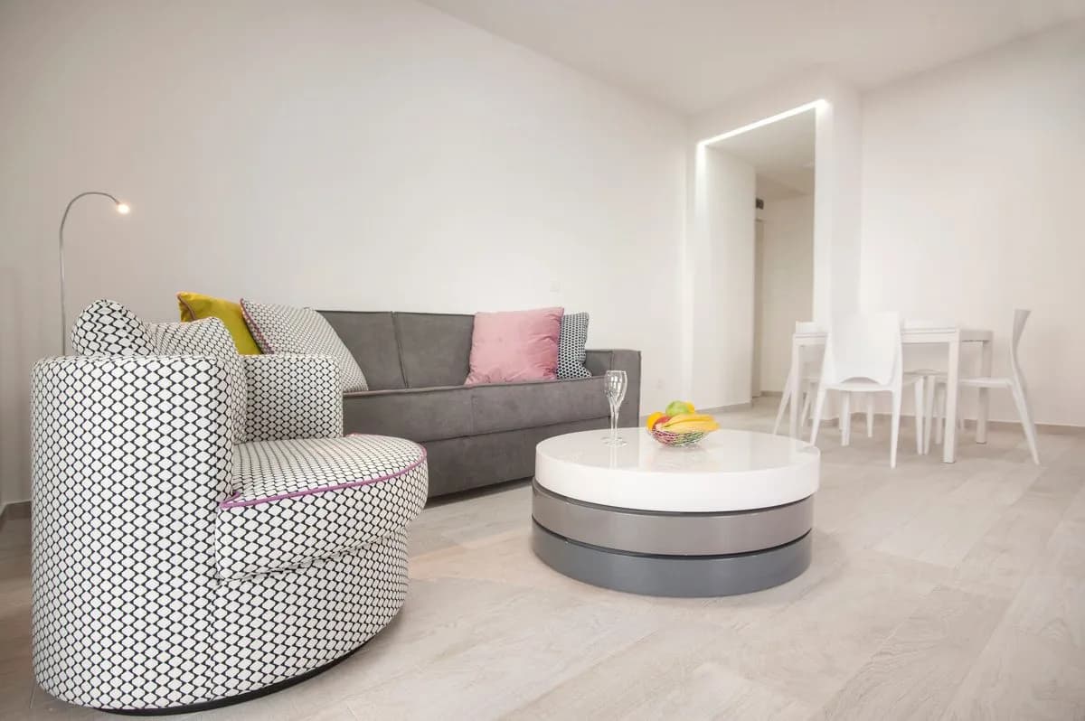 Budva Merkez'de Sezonluk Kiralık Eşyalı 1+1 Daire