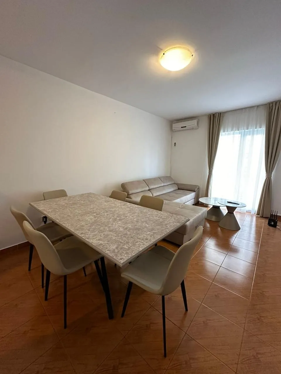 Prijevor'da Yıllık Kiralık Geniş 3+1 Mobilyalı Daire