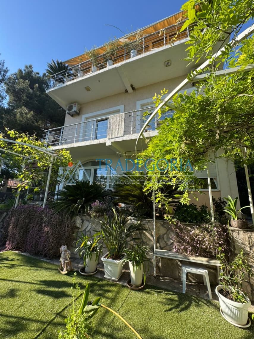 Трёхэтажный дом с садом и видом на море в Шушани, Бар — 365.000 €
