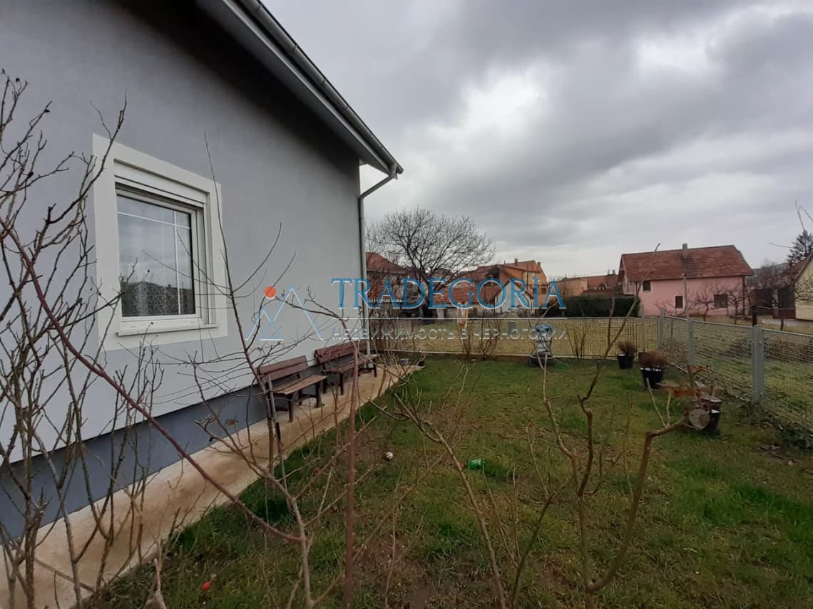 Zweistöckiges Haus mit Grundstück in Cetinje