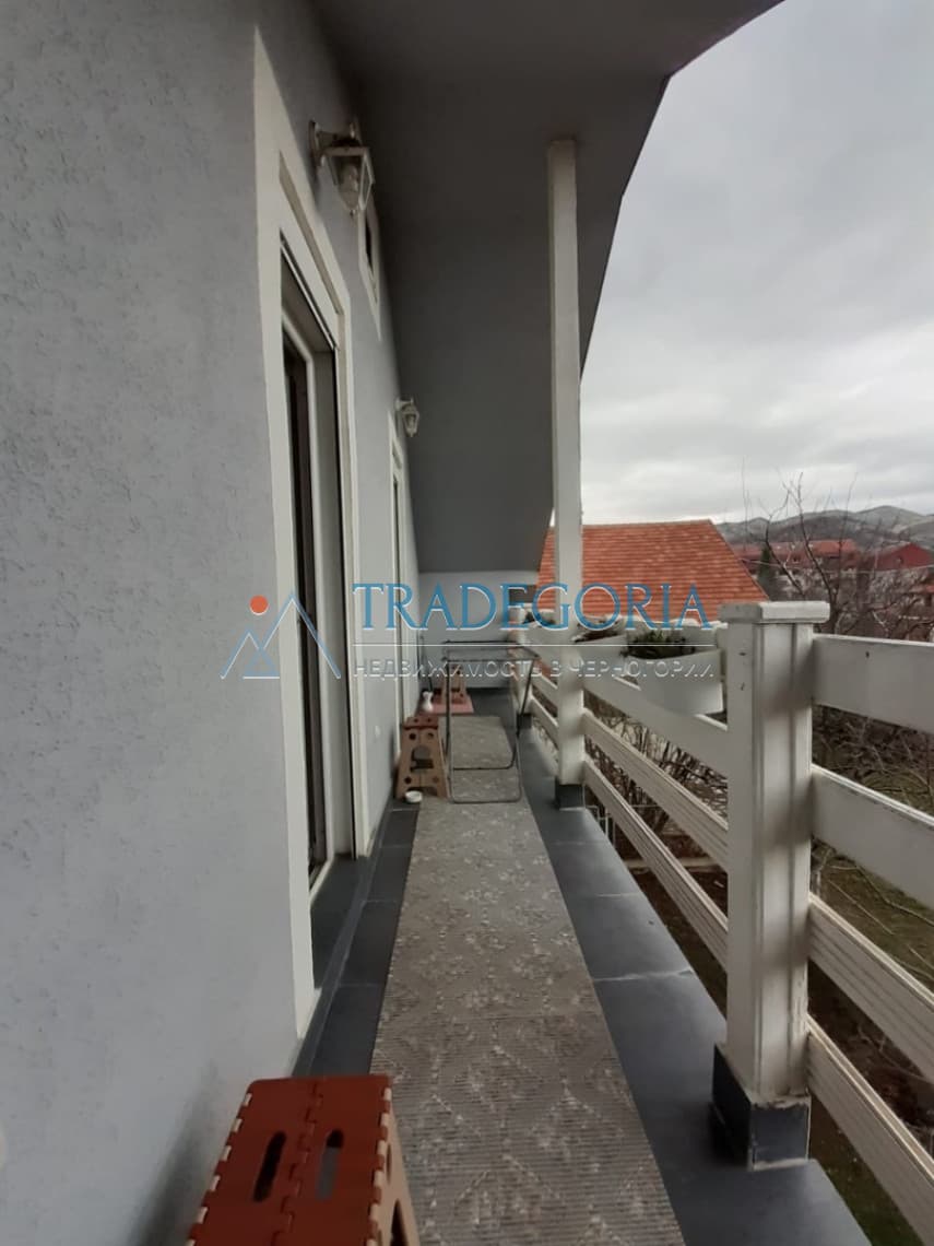 Zweistöckiges Haus mit Grundstück in Cetinje — 2