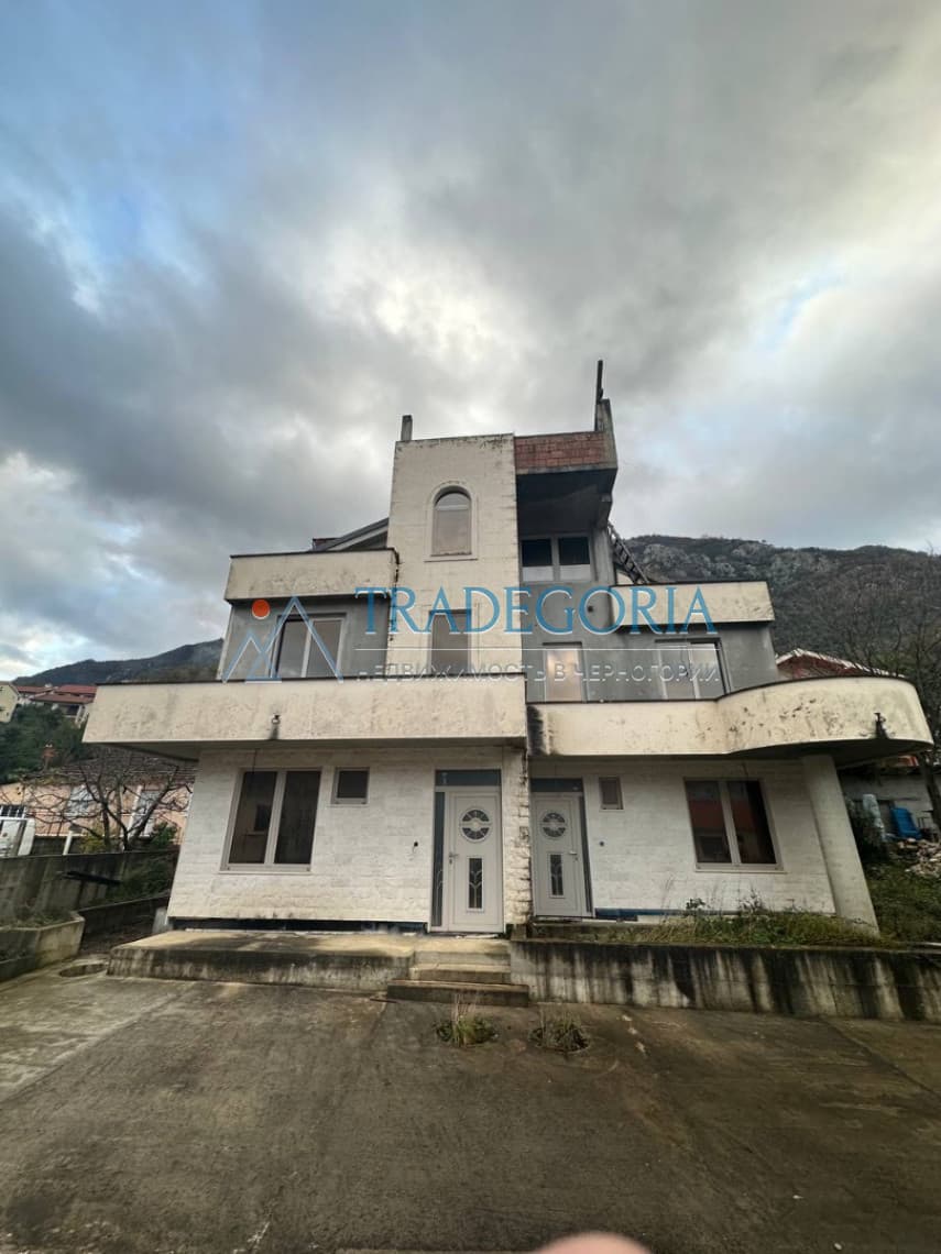Casă nefinalizată formată din două case înșiruite, cu proiect, în Prčanj
