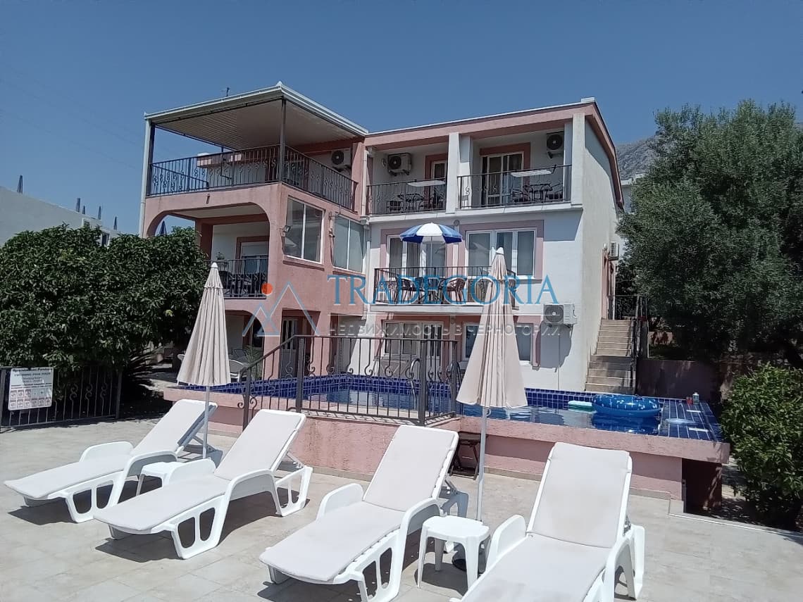 Вилла с бассейном на продажу в Добрых Водах