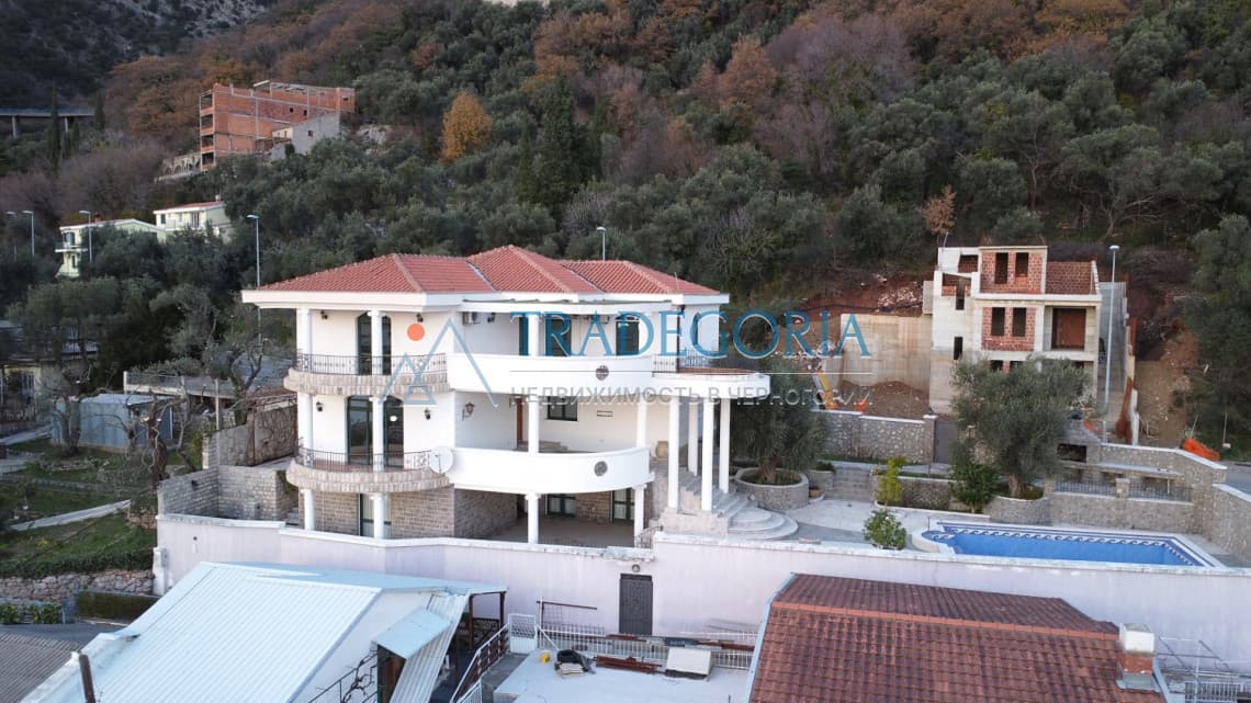Vilă cu piscină de vânzare în Petrovac