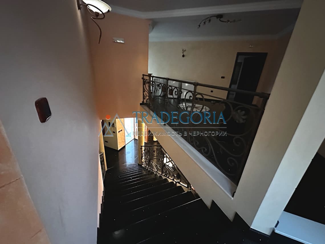 Vilă cu piscină de vânzare în Petrovac — 2