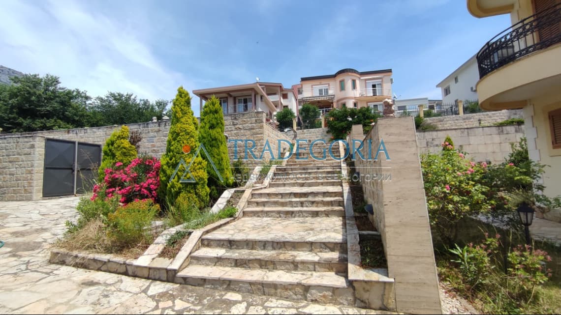 Vila mare în Shušanj pe un teren spațios