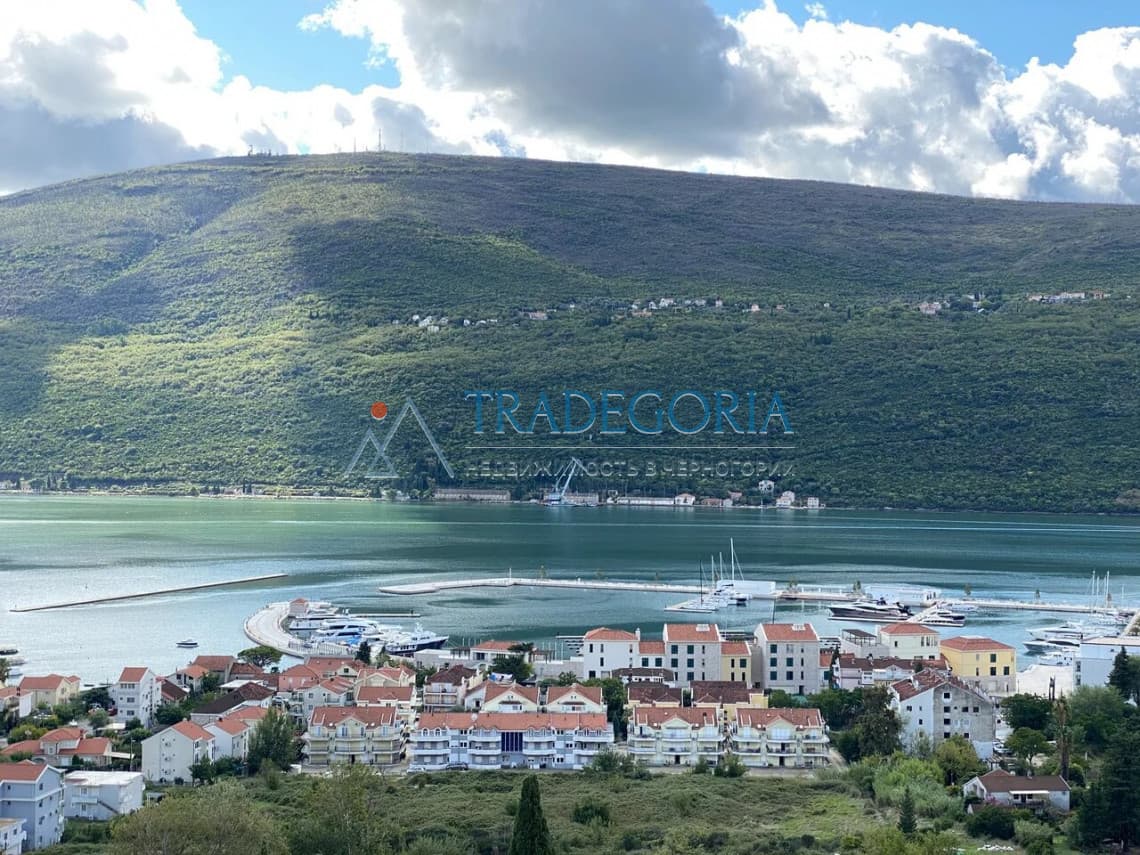 Komplex vil v Đenovići s panoramatickým výhledem na moře nedaleko Porto Novi — 2