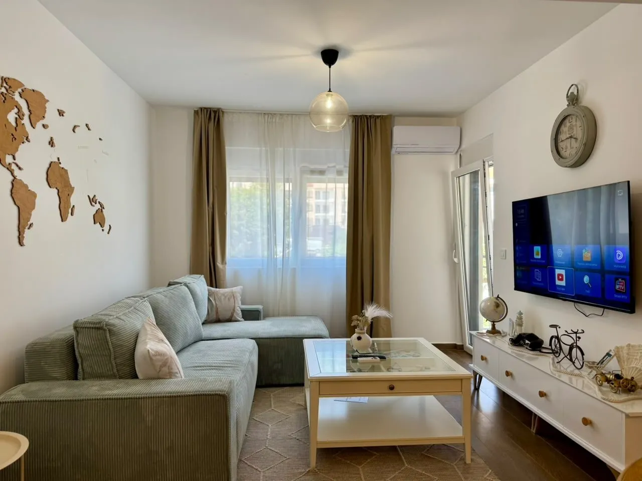Budva'da Teraslı, Eşyalı Şirin 1+1 Daire