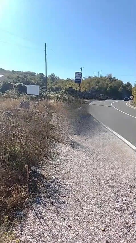 4000 m²-es telek közvetlenül a főút mellett Cetinjében – teljes tulajdon, tehermentes