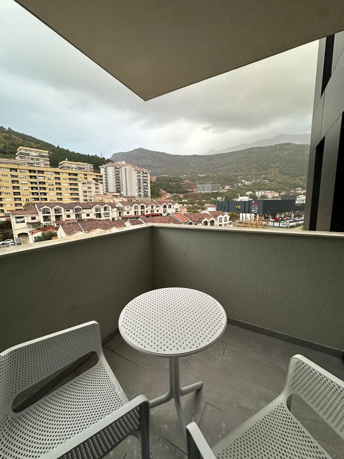 Yeni Budva Binasında Dağ Manzaralı Lüks 1+1 Daire
