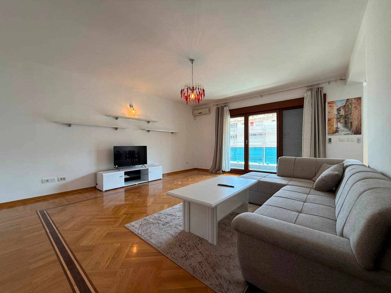 Budva'da Yeni Bina İçinde İki Teraslı Geniş 2+1 Daire