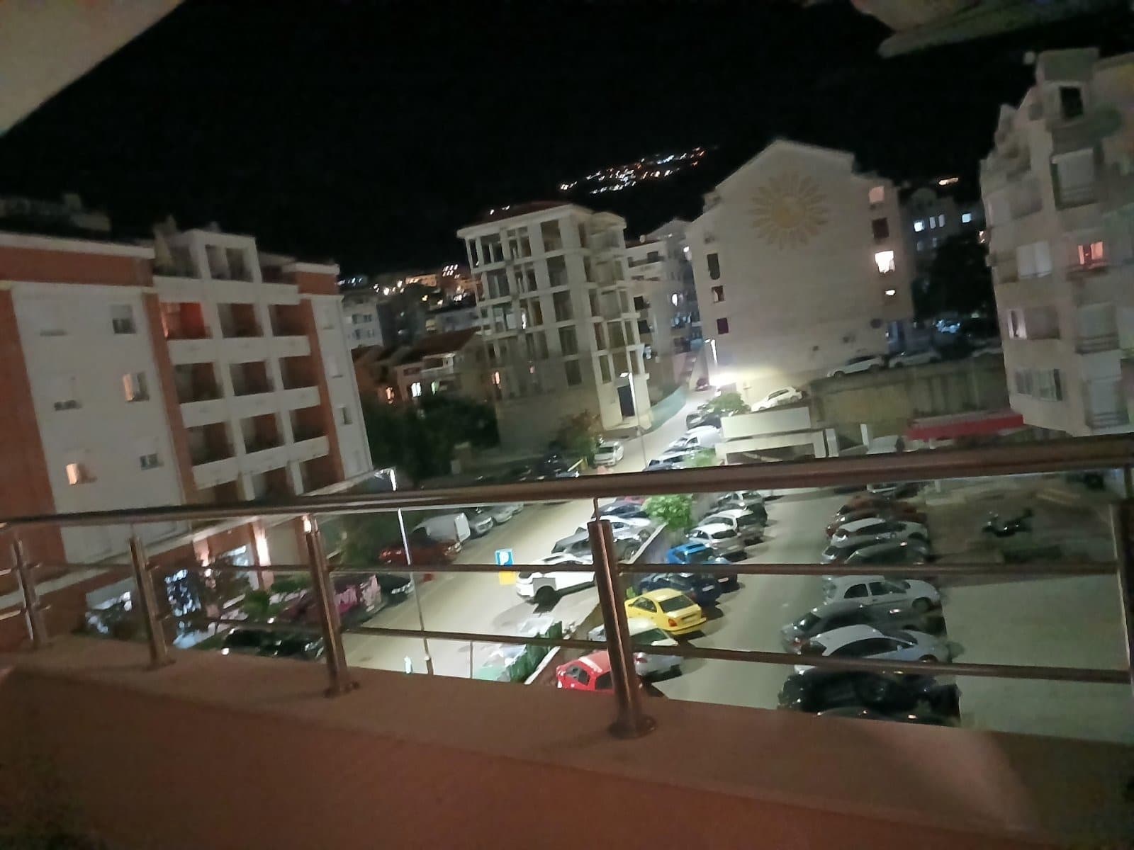 Budva, Lazi'de Dağ Manzaralı Asansörlü Geniş 2+1 Daire