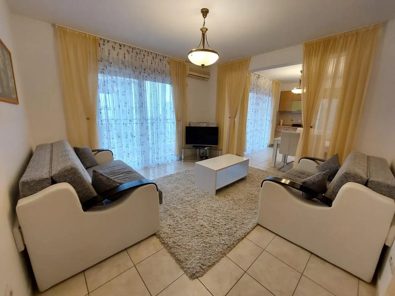Stylische Wohnung mit 1 Schlafzimmer und teilweisem Meerblick in Bečići