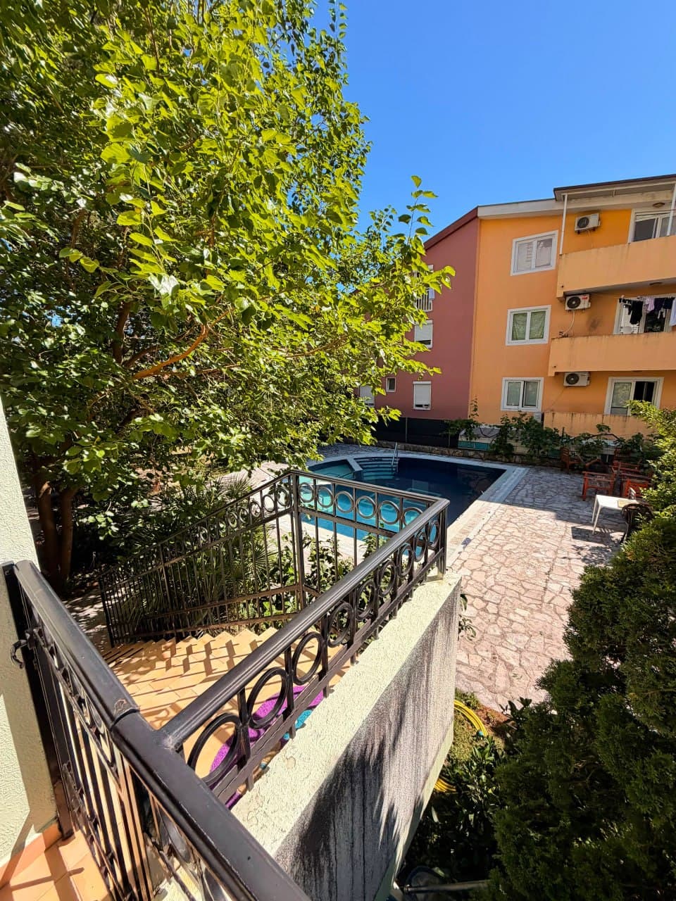 Budva'da Havuzlu ve Teraslı Geniş 2+1 Daire, Tam Eşyalı