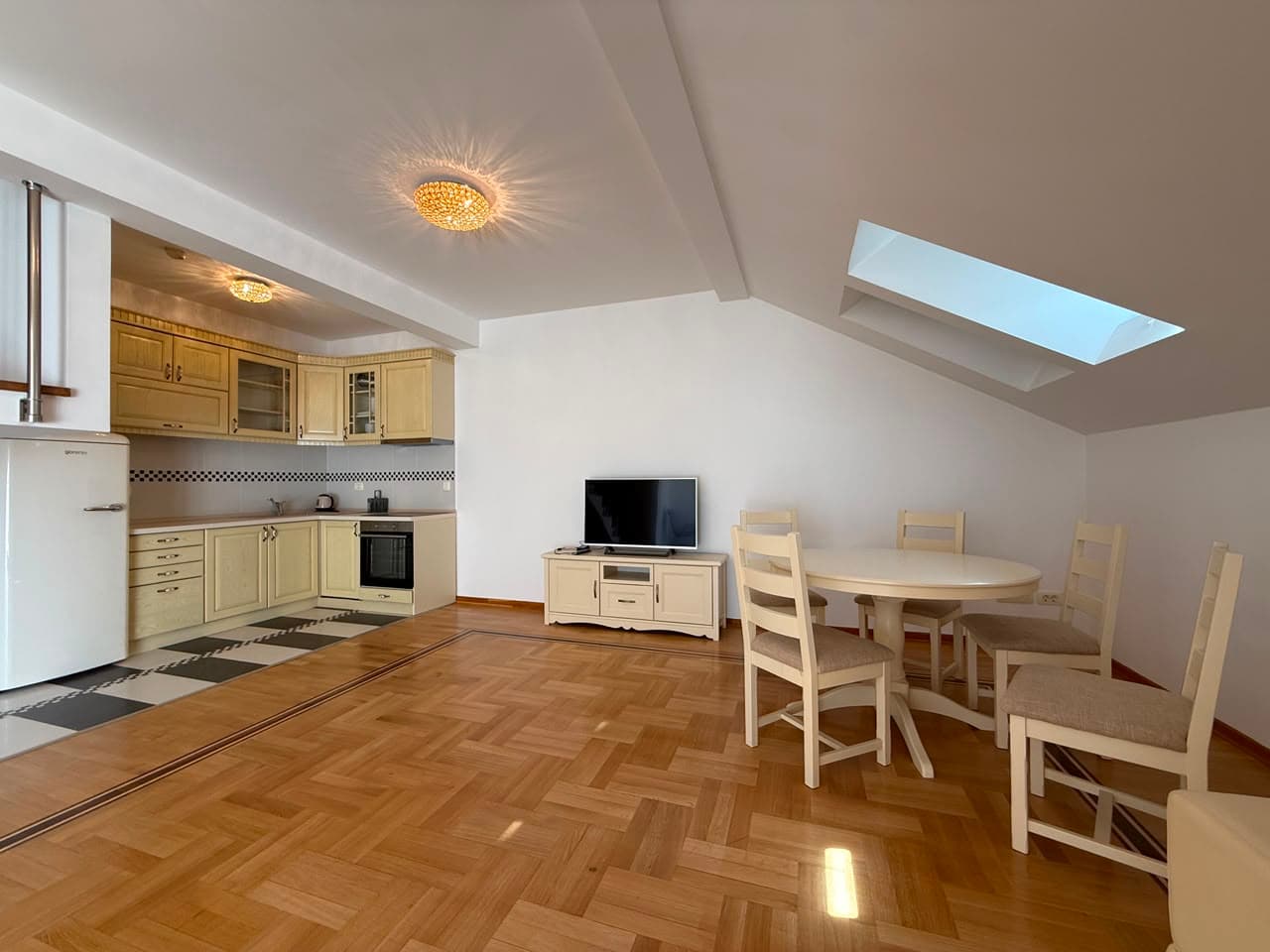 Budva, Rožino'da Panoramik Manzaralı Geniş 2+1 Dubleks Daire