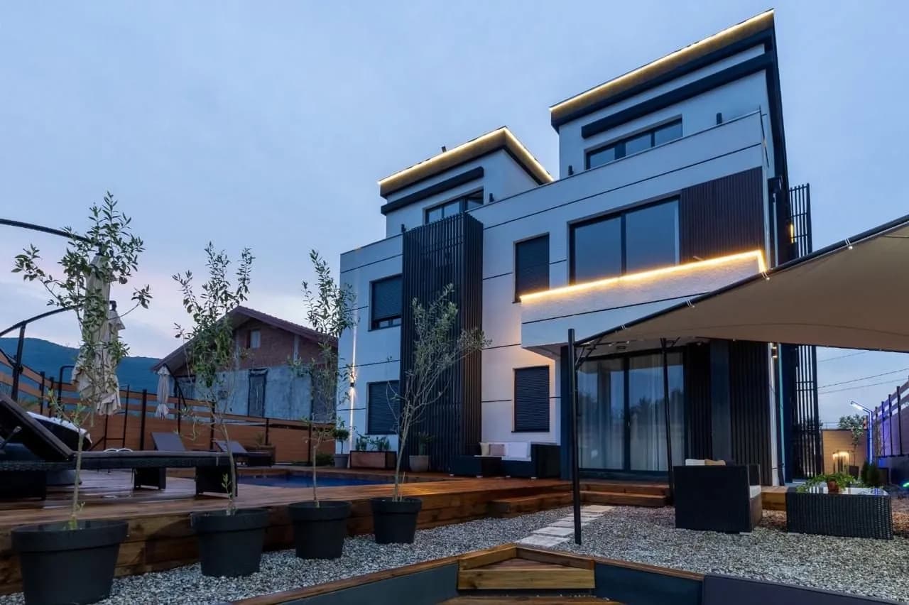 Modern appartement met 1 slaapkamer, toegang tot het zwembad en designerinterieur