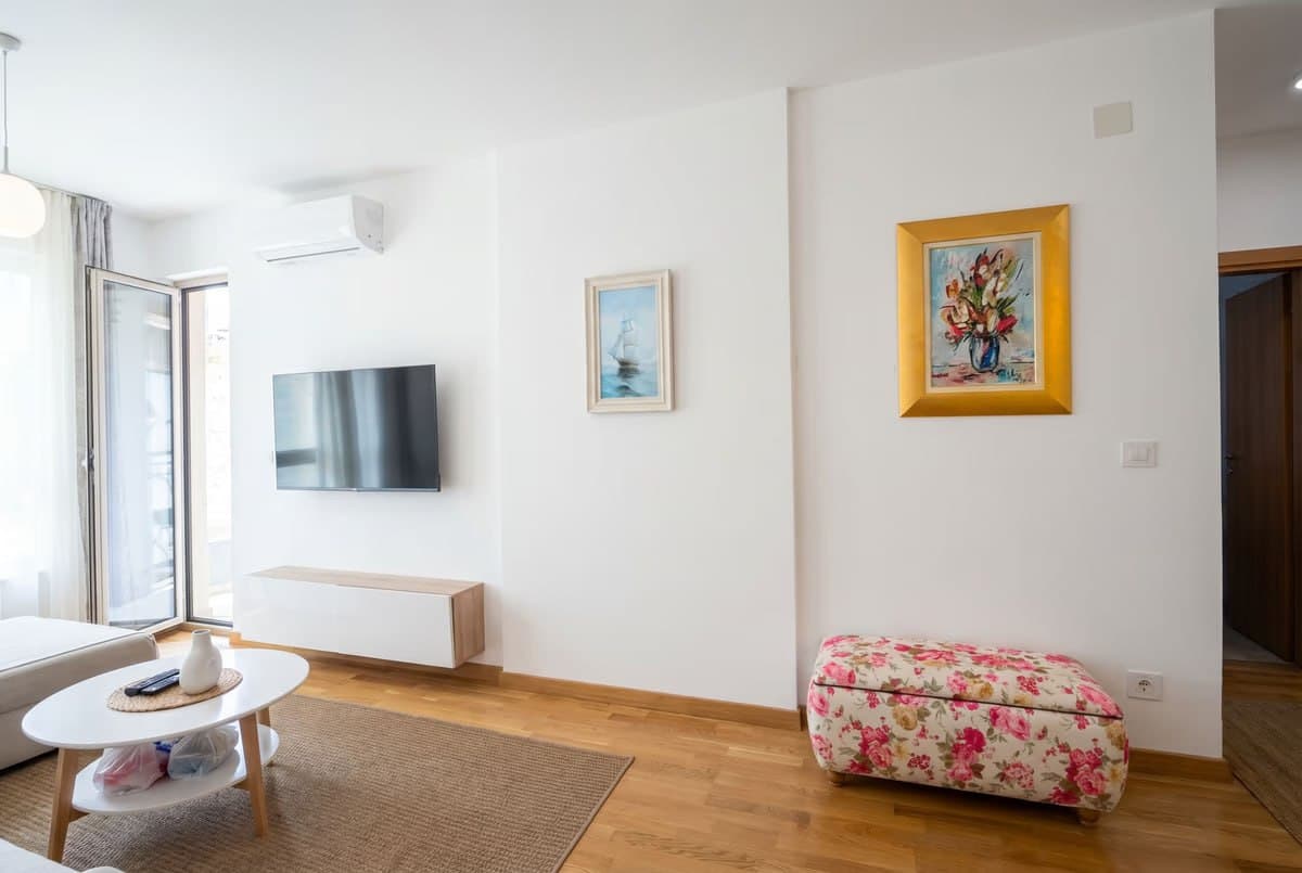 Yeni Bečići Binasında Balkonlu Parlak 1+1 Eşyalı Daire