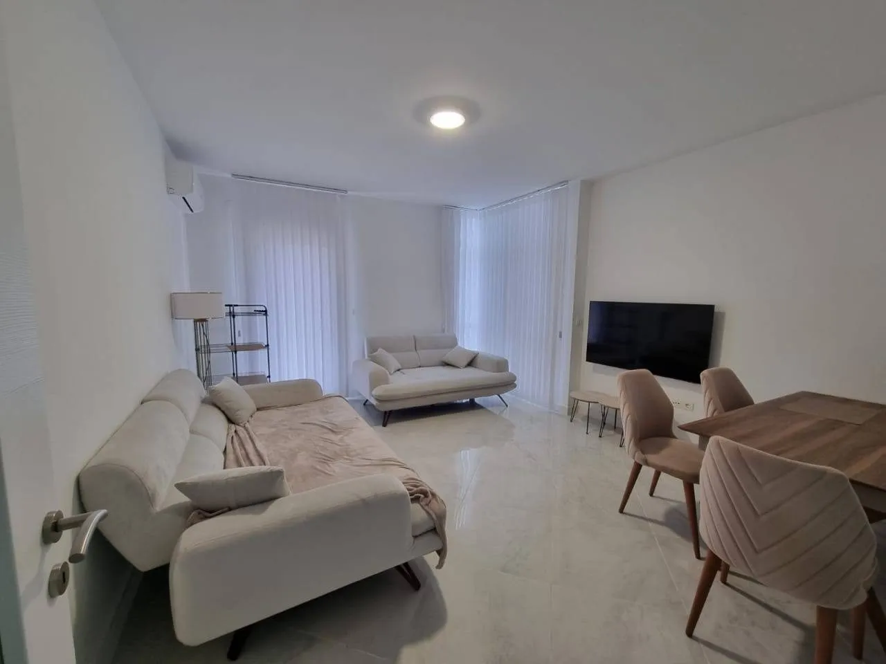 Budva, Rožino'da Satılık Geniş 3+1 Daire