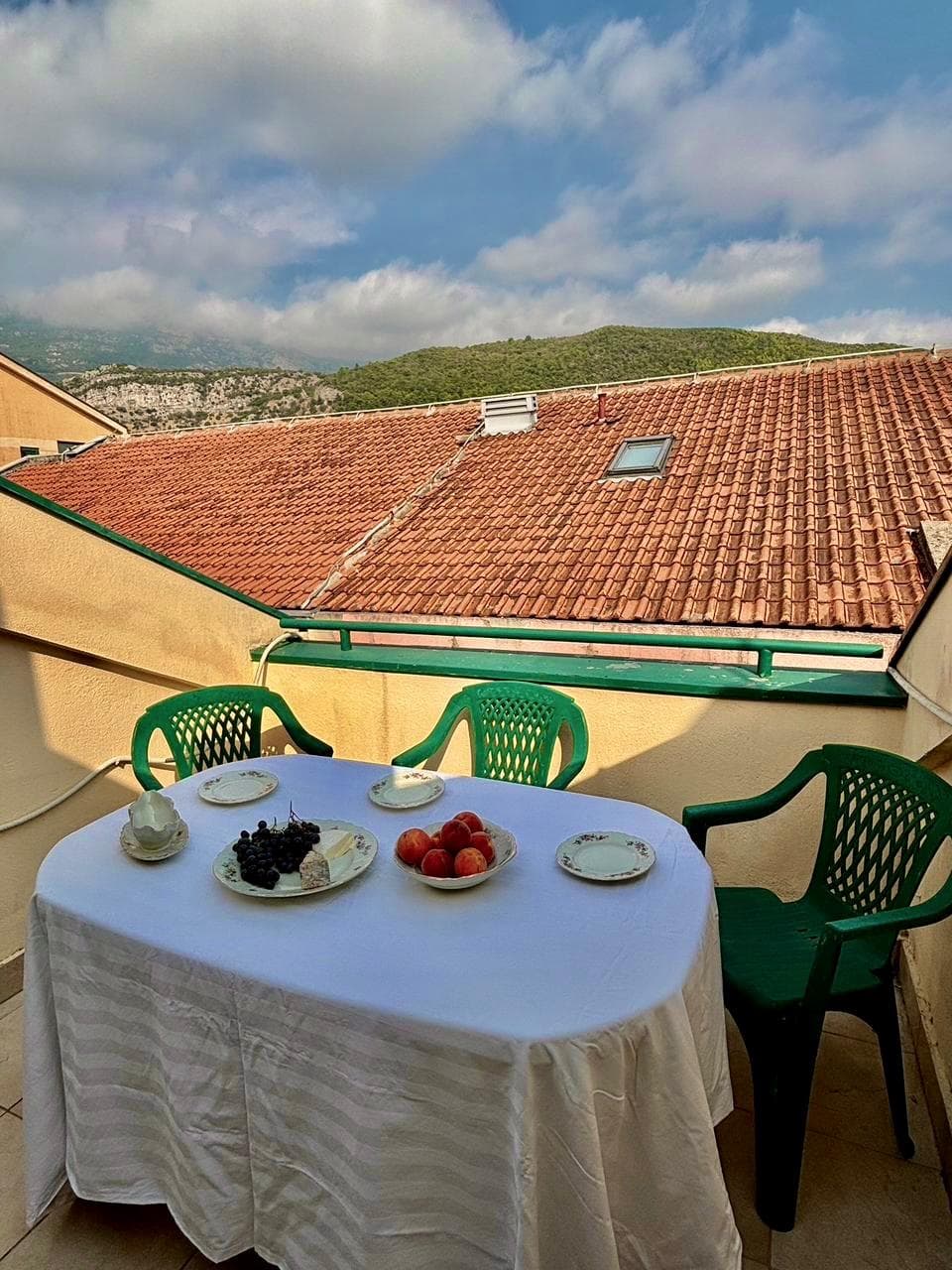 Budva, Maini'de İki Teraslı Geniş 2+1 Daire