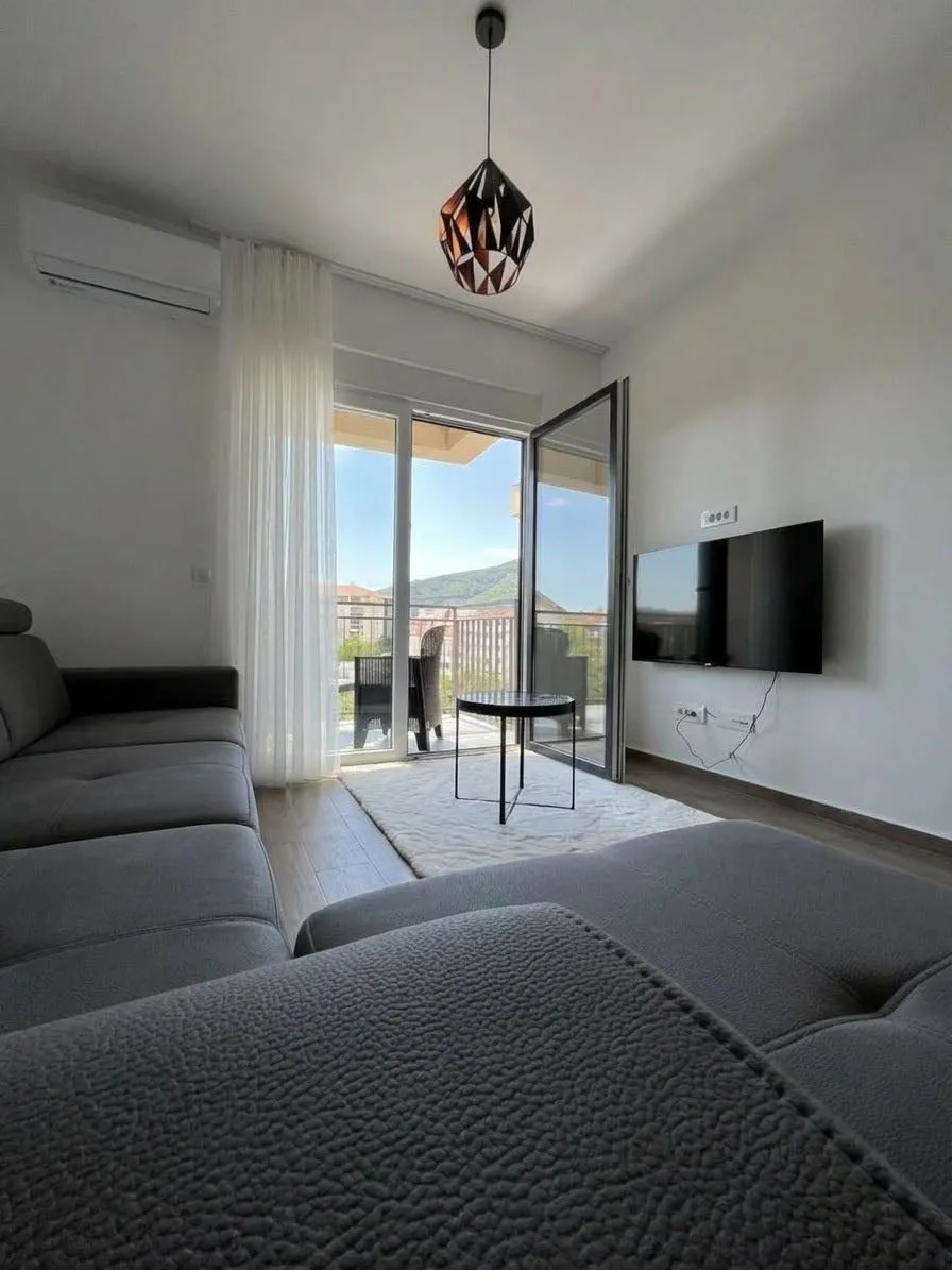 Luxe appartement met 1 slaapkamer en uitzicht op de stad en bergen in Budva