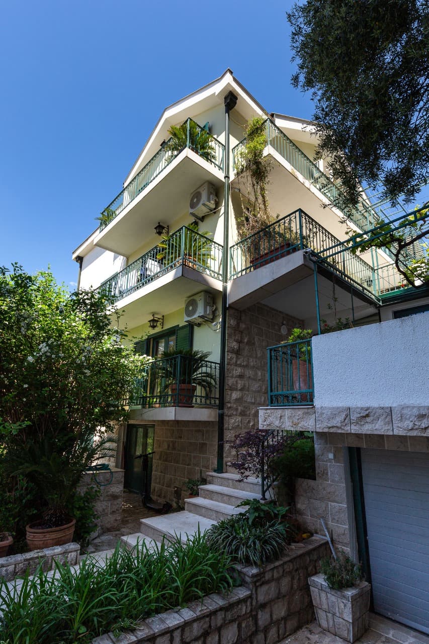 Budva, Podkoshlyun'da Çoklu Teraslı ve 3 Araçlık Otoparklı Geniş 5+1 Aile Evi