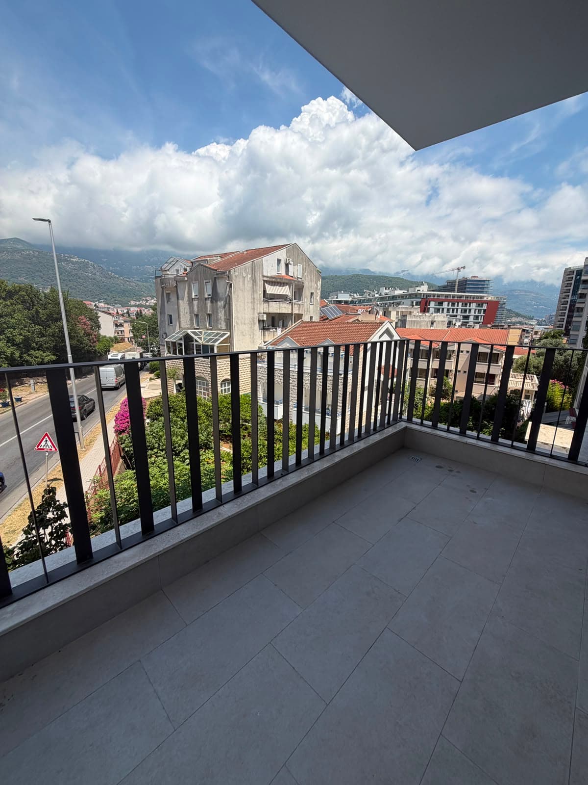 Budva Merkez'de Dağ Manzaralı Geniş 1+1 Daire, Transfer Vergisi Yok