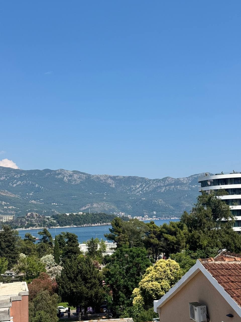 Budva Merkez'de Panoramik Deniz Manzaralı Şirin 1+1 Daire