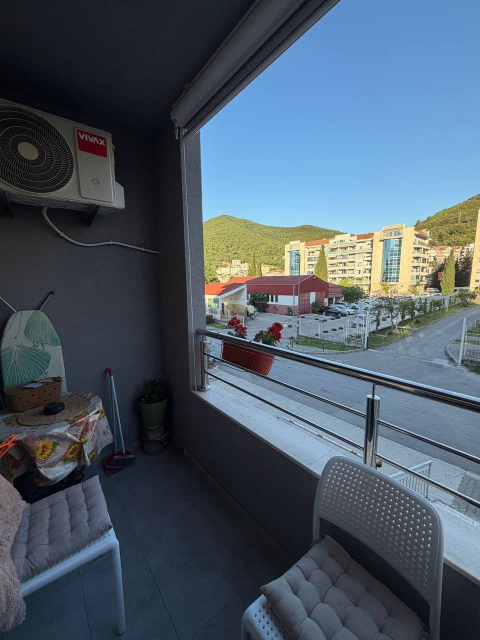 Budva, Rožino'da Dağ Manzaralı Asansörlü Şirin 1+1 Daire