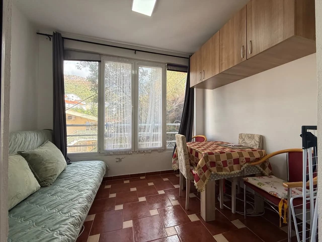 Zařízený byt 1+kk na prodej v Rafailovići