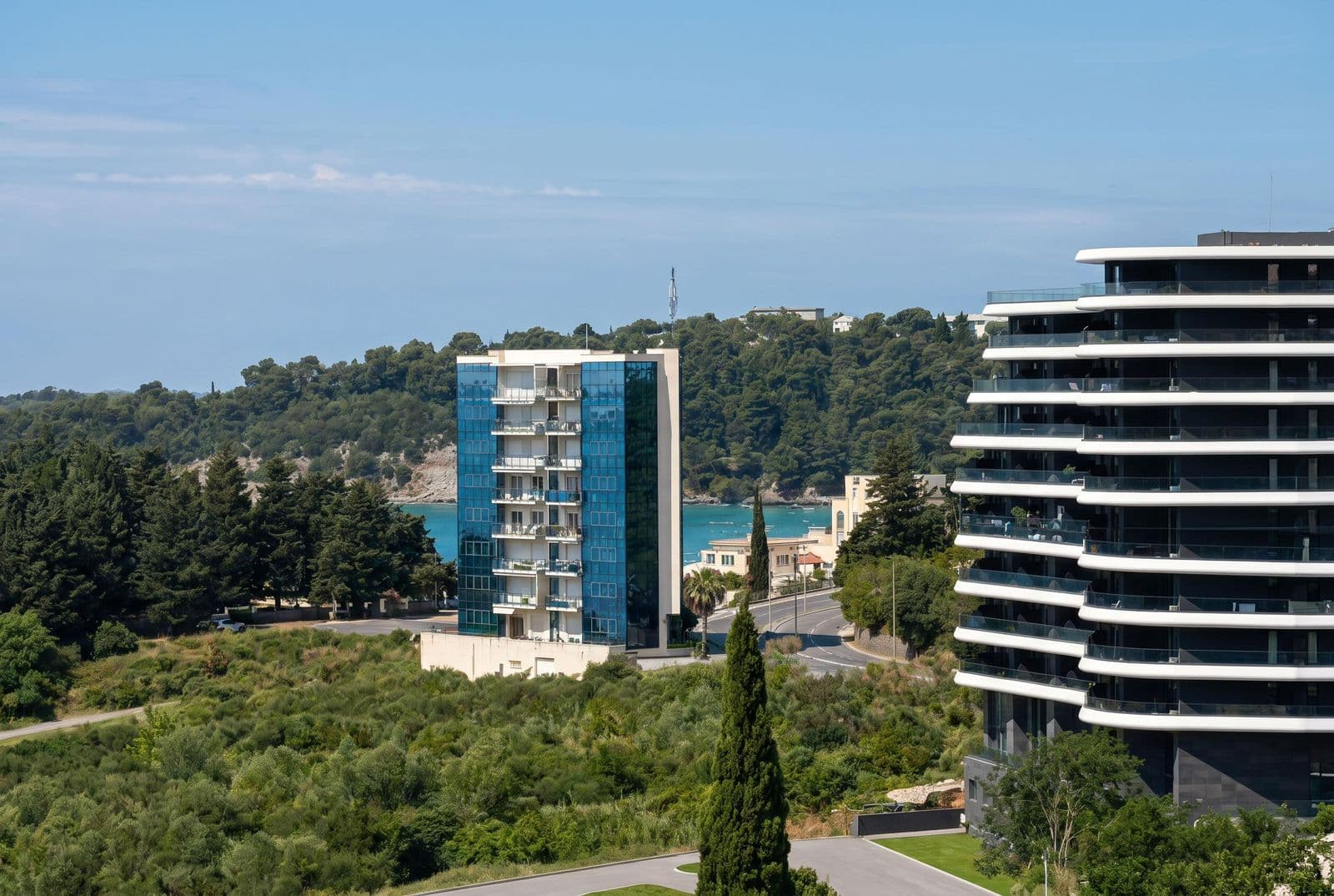 Bečići'de Havuzlu Modern Stüdyo, Denize 5 Dakika Yürüyüş Mesafesinde
