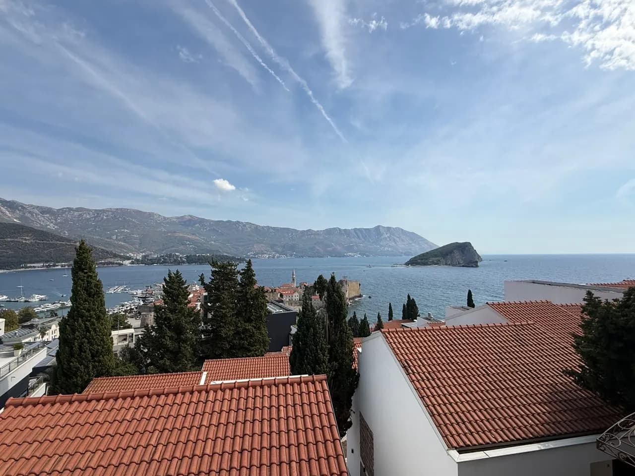Budva'nın Gospoština Bölgesinde Panoramik Deniz Manzaralı 1+1 Daire
