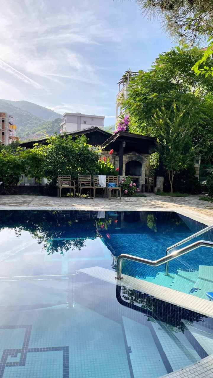 Budva, Lazi'de Havuzlu ve Mangal Alanlı Geniş 2+1 Daire, Tam Eşyalı