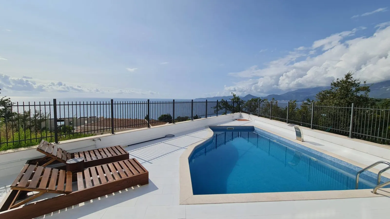 Reževići'de Havuzlu ve Deniz Manzaralı Lüks 5+1 Villa