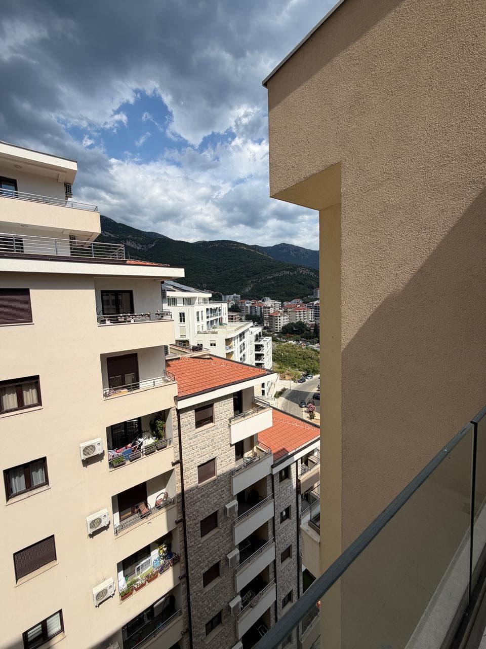 Yeni Bečići Kompleksinde Dağ Manzaralı Şirin 1+1 Eşyalı Daire