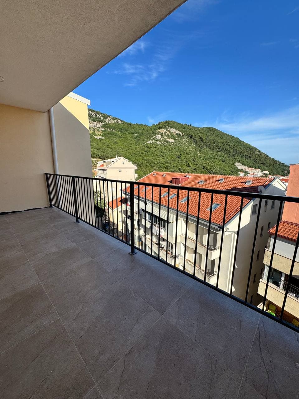 Lazi, Budva'da Deniz Manzaralı Geniş 1+1 Daire - 3. Kat