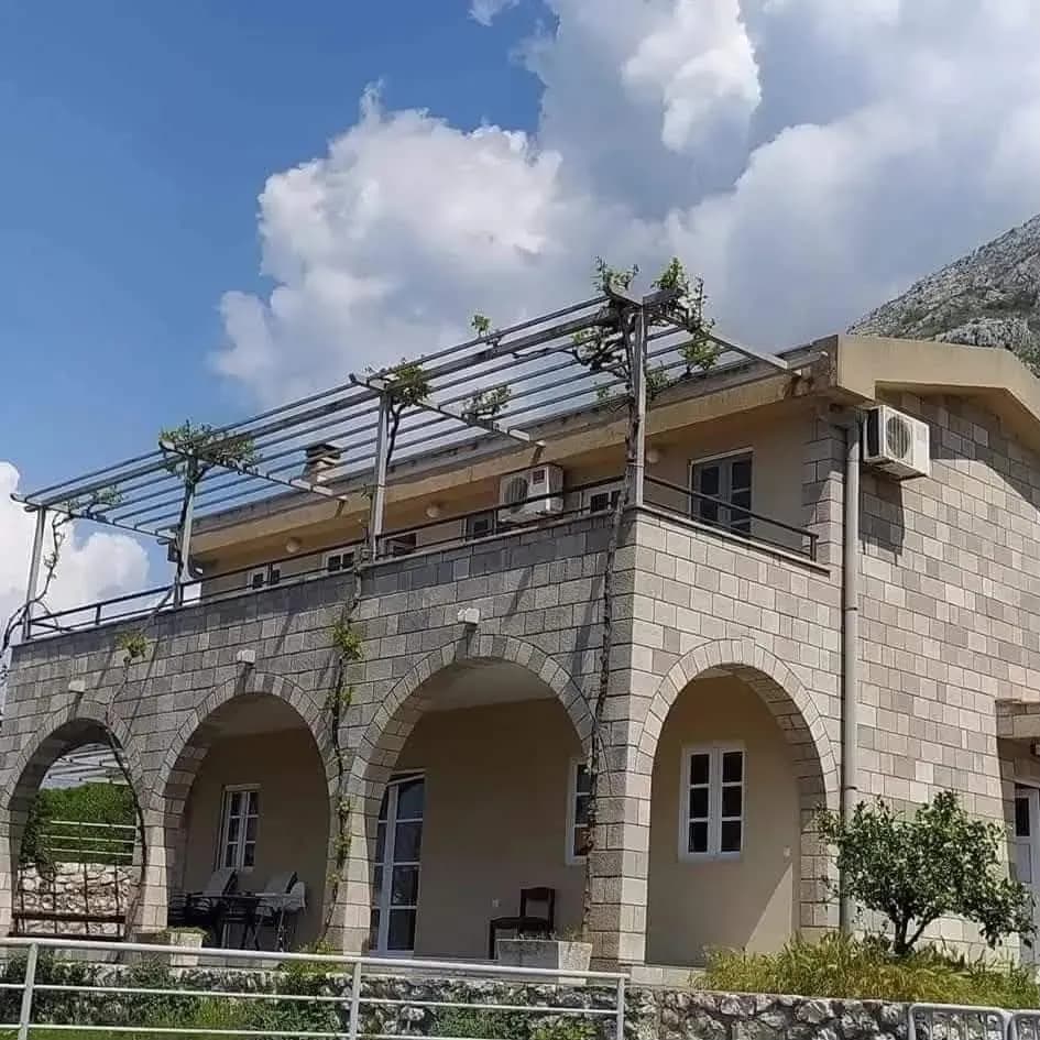 Casa ristrutturata in affitto annuale a Reževići