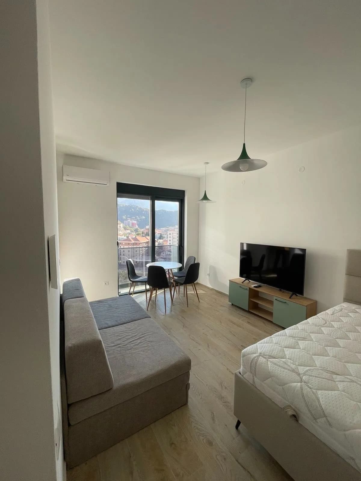 Zařízené studio v Bečići s výhledem na Sveti Stefan