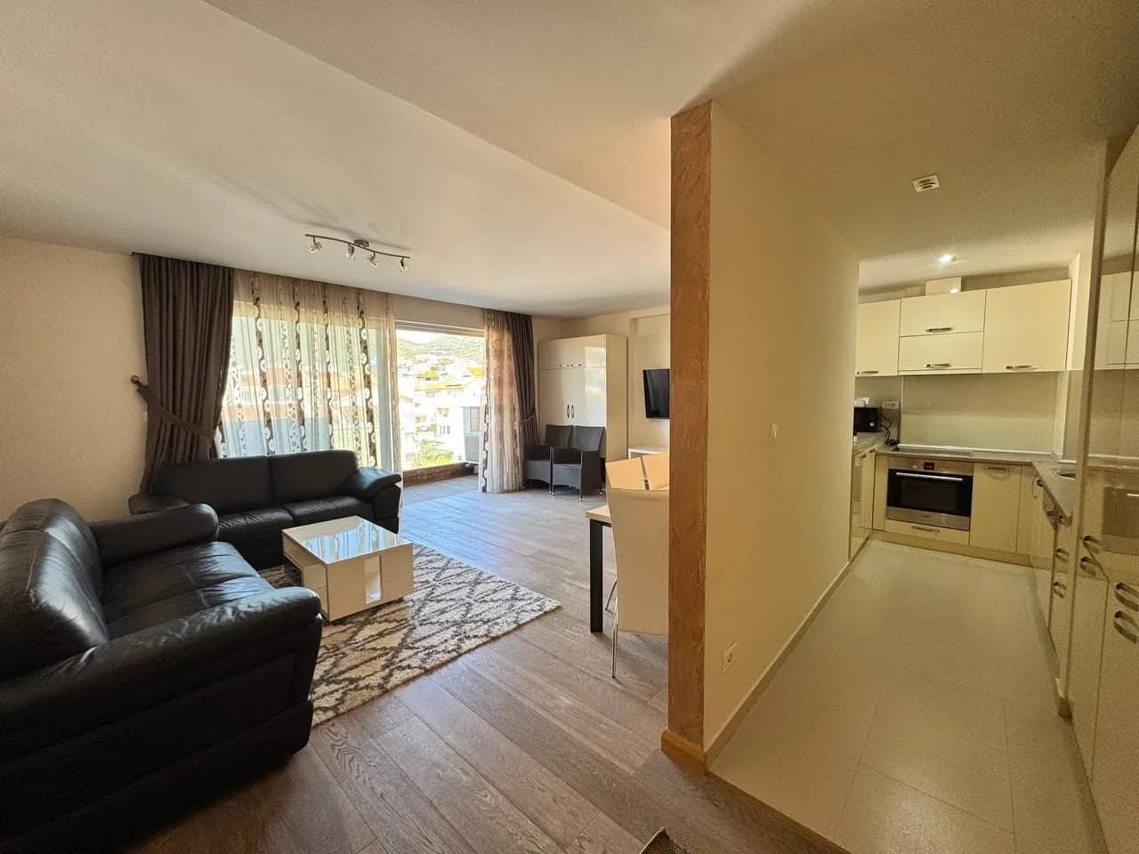 Appartement met 1 slaapkamer en gedeeltelijk zeezicht in Budva