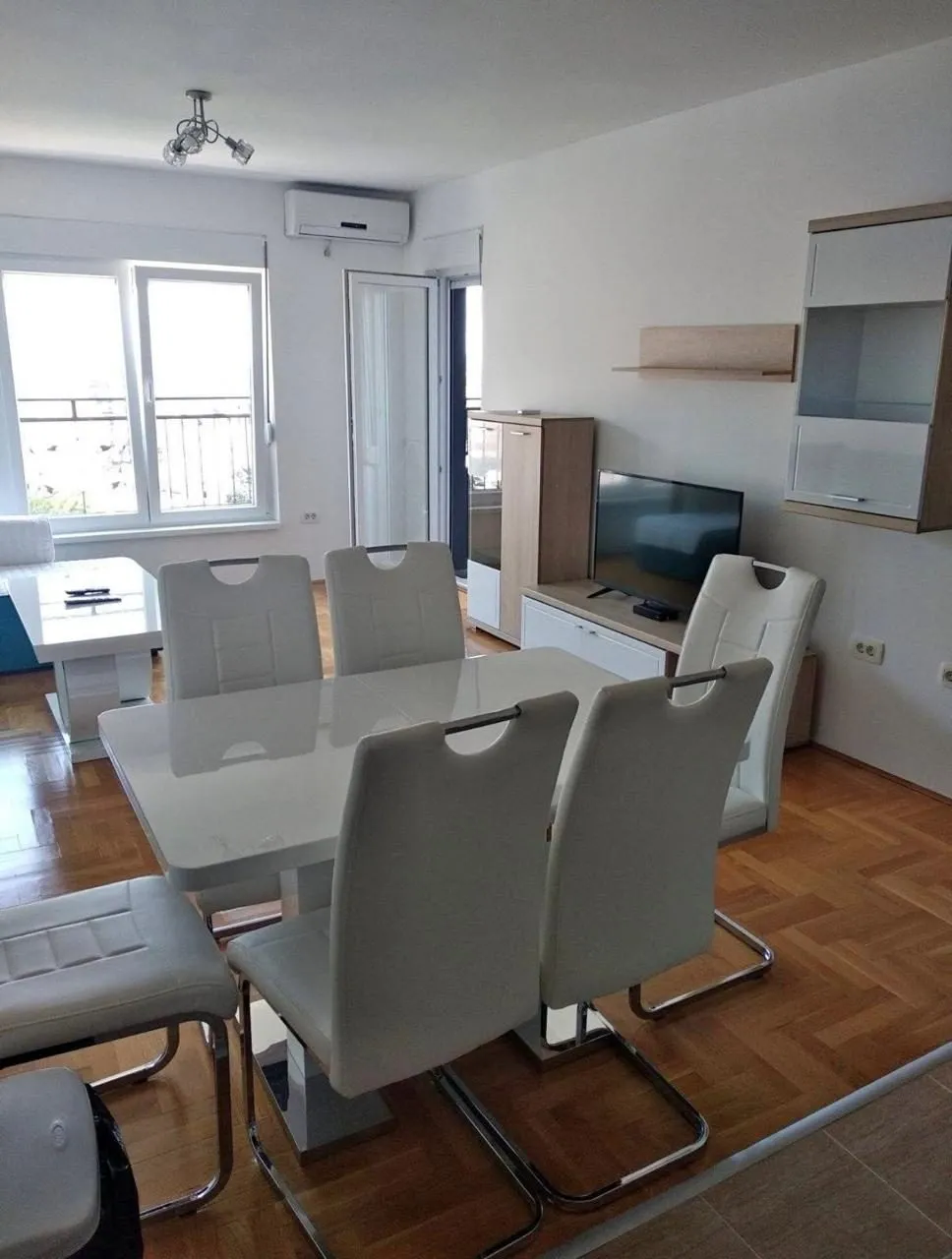 Ruim 3-slaapkamer appartement te koop in Budva
