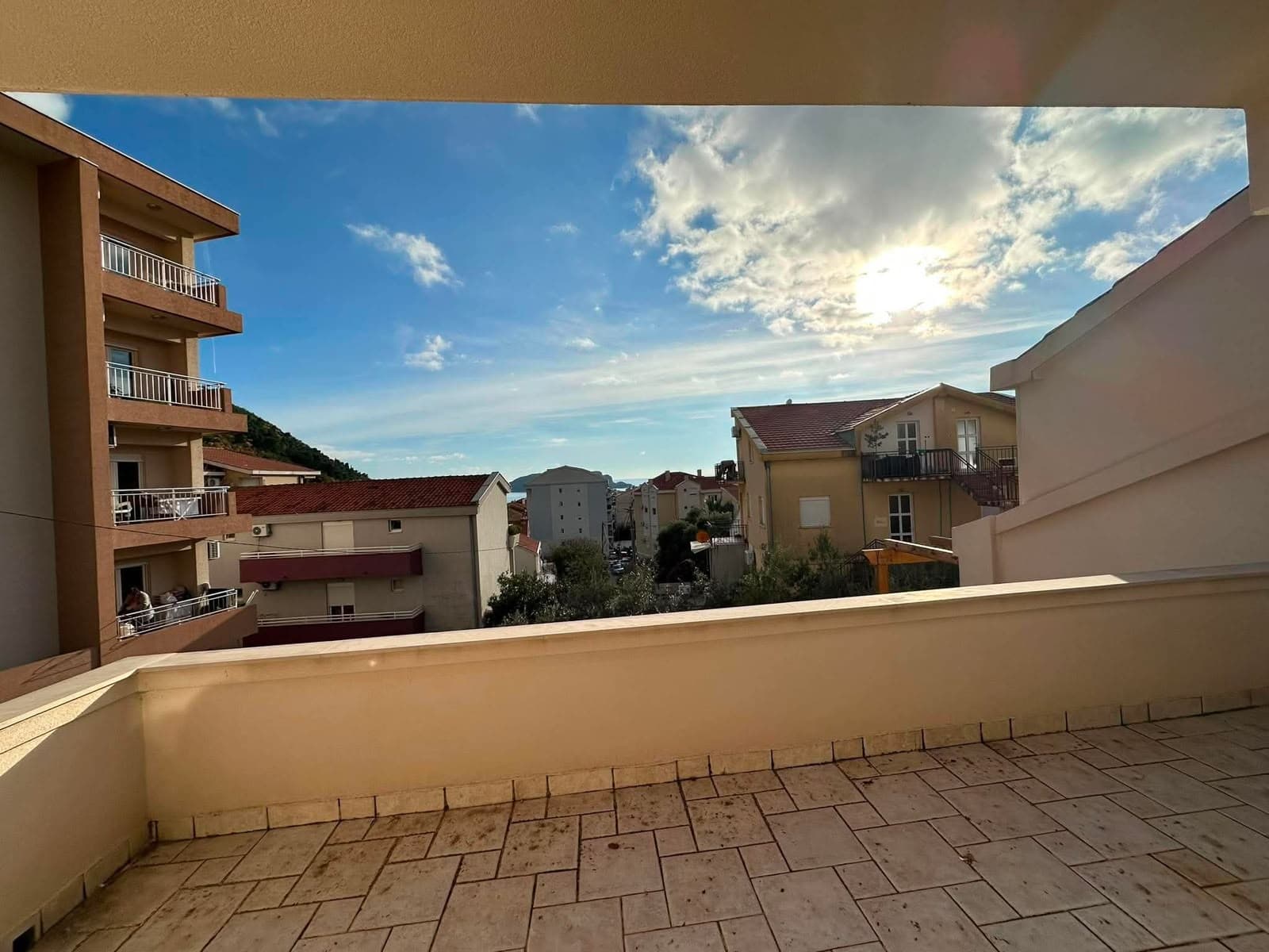 Budva, Lazi'de Kısmi Deniz Manzaralı Geniş 2+1 Daire ve Otopark
