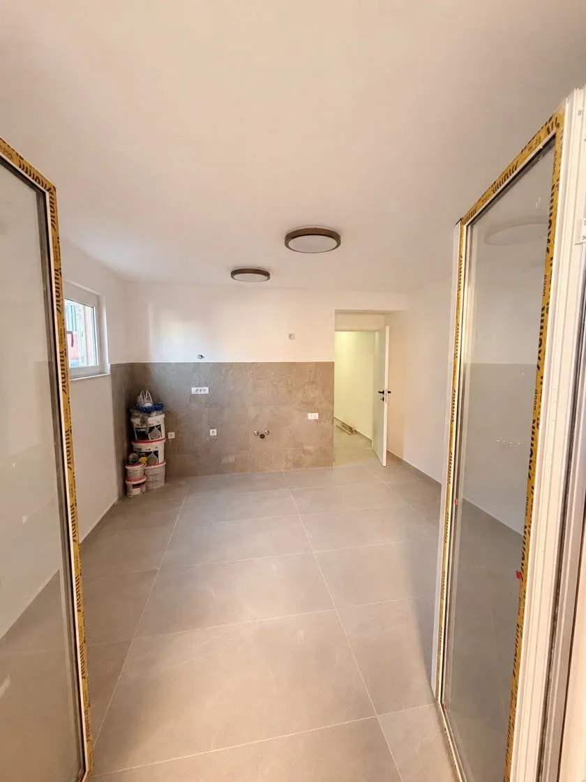 Apartament renovat cu 1 dormitor în centrul Budvei