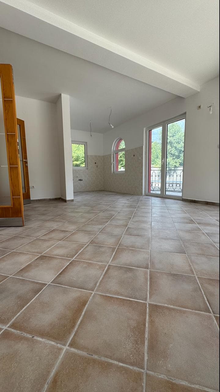 Appartamento esclusivo con 2 camere a Lastva Grbaljska con piscina, parcheggio e terrazza
