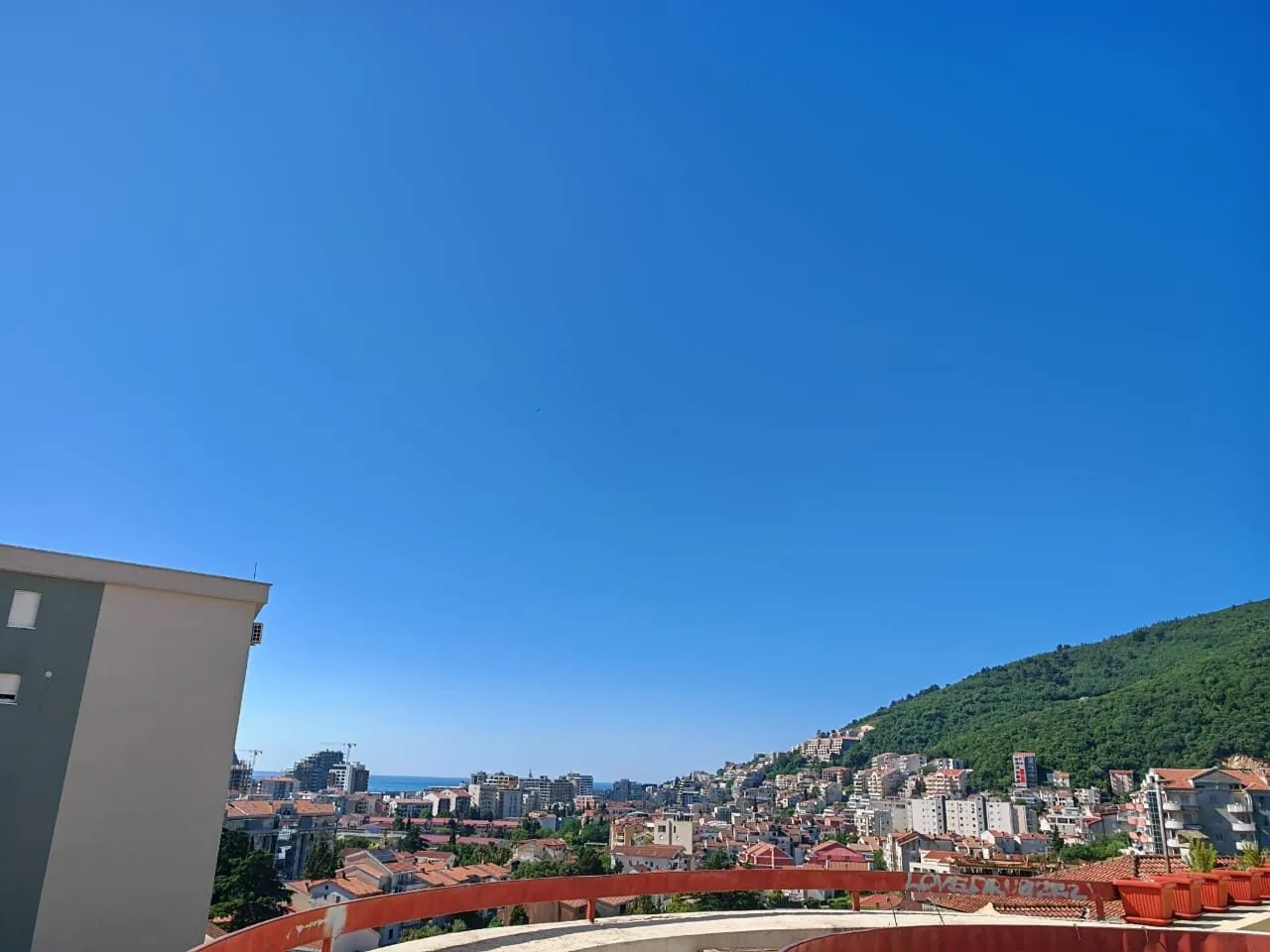Budva'da Panoramik Manzaralı 2+1 Daire