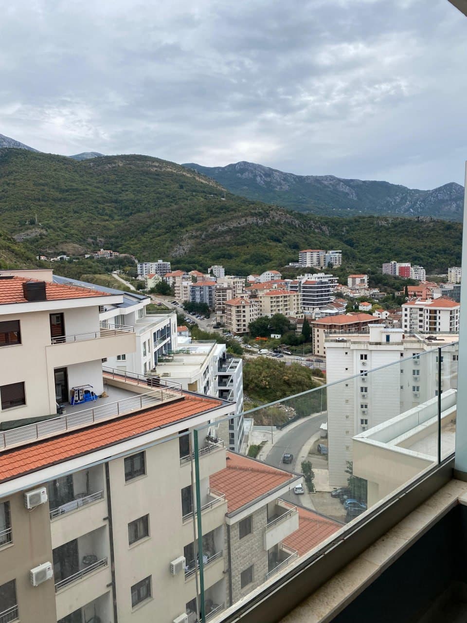 Bečići'de Dağ Manzaralı Modern 1+1 Daire, 8. Kat